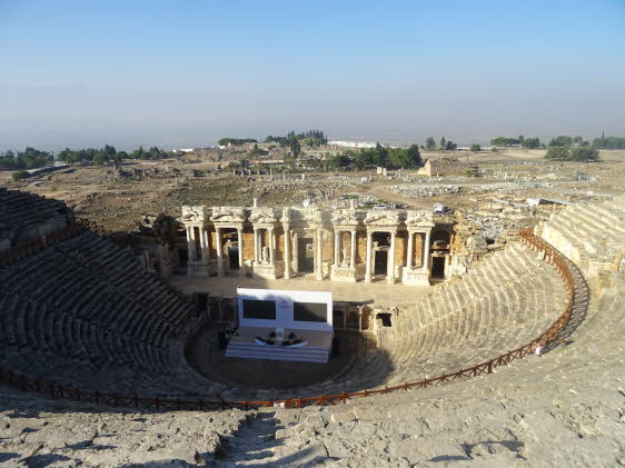 Pamukkale im November 2023: Die Travertine von Pamukkale sind von fast berall im Dorf sichtbar. Inmitten grner, sanfter Hgel steht pltzlich ein riesiger weier Berg. Es ist, als wre pltzlich etwas von den polaren Eiskappen mitten in lndliches Acker