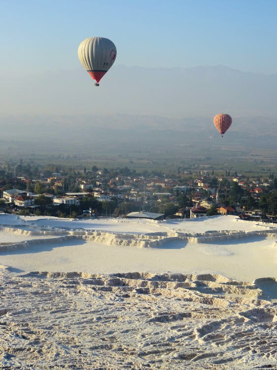 Pamukkale im November 2023 : Jeder kommt hierher, um den Berghang mit den trkisfarbenen Pools zu sehen, die wie aus einem Mrchen aussehen. Oder sie taten es ... bevor sie austrockneten.