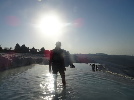 Pamukkale im November 2023 : Jeder kommt hierher, um den Berghang mit den trkisfarbenen Pools zu sehen, die wie aus einem Mrchen aussehen. Oder sie taten es ... bevor sie austrockneten.