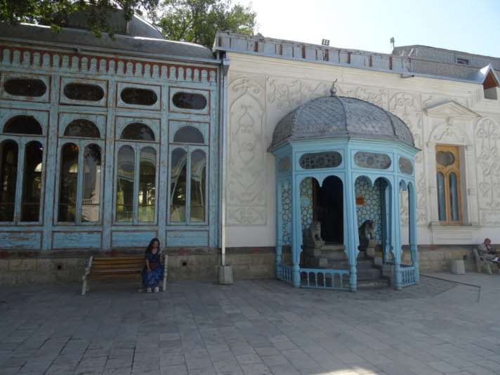 Sitorai Mohi Xosa-Palast, Buchara: Sein Sohn Alim Khan, der letzte Emir von Buchara, baute den Sommerpalast, den wir heute kennen. 1917 fertiggestellt, gefiel es ihm jedoch nicht lange. 3 Jahre spter fhrte der bolschewistische Kommandeur Michail Frunse 