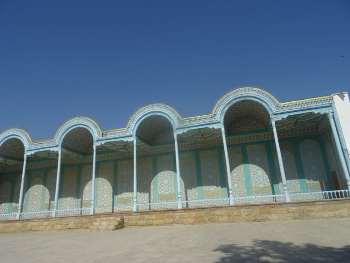 Sitorai Mohi Xosa-Palast, Buchara: Der Emir wurde nach Afghanistan verjagt, whrend die Soldaten ihre Belohnung genossen: eine der 400 Frauen aus dem Harem des Emirs verschleppt zu haben. Der Kommunismus war da.