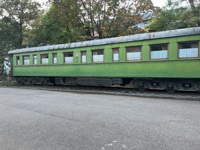 Stalins Wagen im Museum von Gori: Der Wagen steht auf Schienen rechts vom Ausstellungsgebude. Mit diesem Wagen fuhr Stalin nach Teheran, Jalta und Potsdam.  Der Wagen wurde vor der Revolution in Sankt Petersburg gebaut. Er ist gepanzert und das Gewicht bd