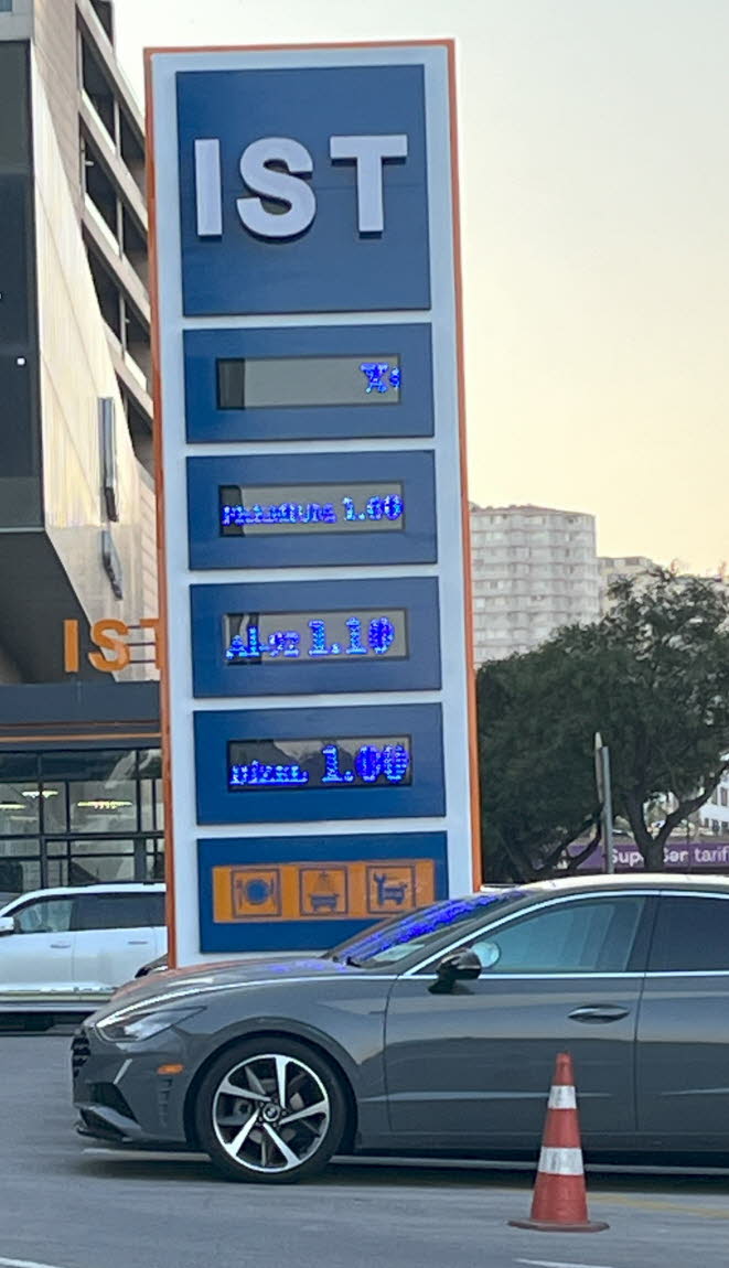 Tankstelle in Baku: Einige durchschnittliche Lebenshaltungskosten in Aserbaidschan im Oktober 2024 sind (in AZN und USD):Superbenzin Liter 0,59 Euro. Monatliche Miete (1 Schlafzimmer Wohnung): 600AZN ($ 350),Nebenkosten (monatlicher Durchschnitt): 75AZN (0