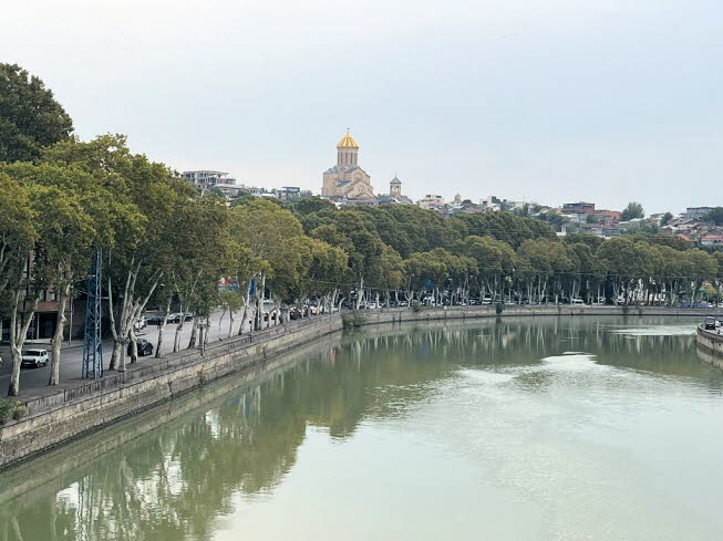 Tiflis, Fluss Kura und Sameba Kathedrale: Die Sameba Kathedrale in Tiflis, die auf dem Elia-Hgel liegt, ist die bedeutendste Kathedrale im gesamten Transkaukasus. Ihr Turm, der ein goldenes Spitzdach hat, ist 105 Meter hoch. Die Hauptkirche der Georgisch