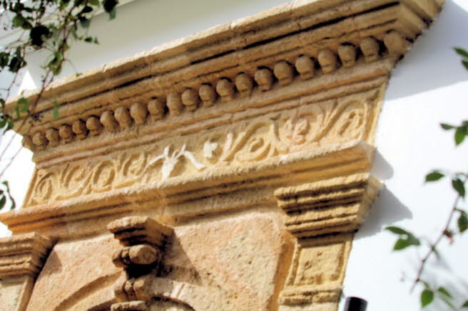 Tren und Lindos ist bekannt fr seine Kapitnshuser  Herrenhuser mit einzigartiger Architektur, beeindruckenden Eingngen, Tren und Innenhfen aus dem 16., 17. und 18. Jahrhundert.