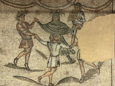 Dieses Mosaik zeigt den �Tanz der Genien der Jahreszeiten� und ist ein zentrales Kunstwerk im Domus dei Tappeti di Pietra in Ravenna. Es stammt aus dem 6. Jahrhundert n. Chr. und stellt vier Genien (Geister oder Personifizierungen) dar, die im Kreis tanze