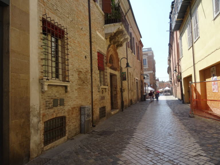 Ravenna ist eine der faszinierendsten St�dte Europas, weil sie wie kaum ein anderer Ort die Sp�tantike, das Westr�mische Reich und die byzantinische Welt in einem einzigen urbanen Raum vereint. Die Stadt war: Hauptstadt des Westr�mischen Reiches im 5. Jah
