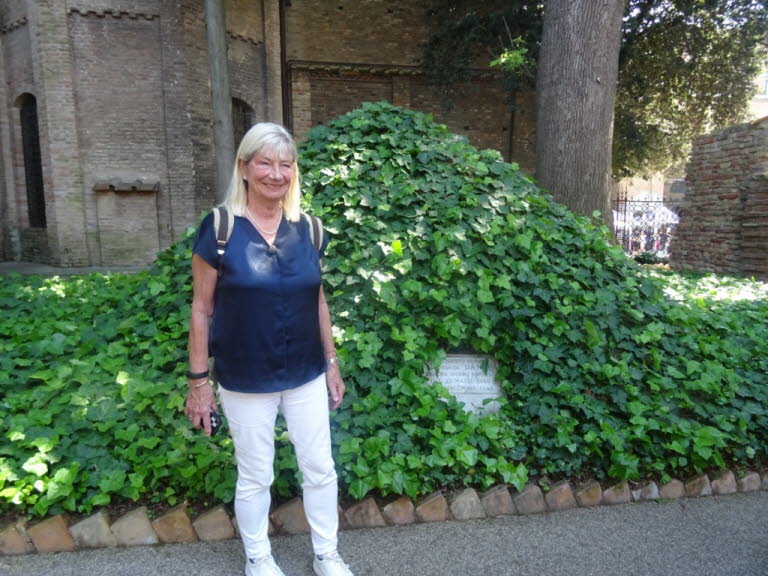 Erdh�gel, unter dem die Gebeine von Dante Alighieri w�hrend des Zweiten Weltkriegs versteckt wurden. Die Gebeine wurden zwischen dem 23. M�rz 1944 und dem 19. Dezember 1945 zum Schutz vor Bombenangriffen dort vergraben. Die Gedenkst�tte wird oft als "Tumu