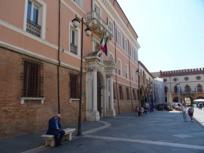 Palazzo Comunale am Piazza del Popolo in Ravenna, dem politischen und symbolischen Zentrum der Stadt seit dem Mittelalter