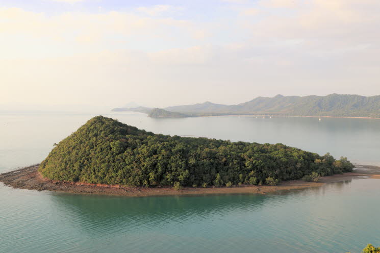 bewaldete Insel der Inselgruppe Ko Yao Yai