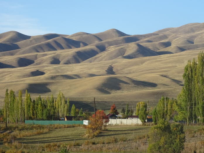 Nordwestlich der Stadt zieht sich eine gewellte Steppenlandschaft bis ins nahe Kasachstan.