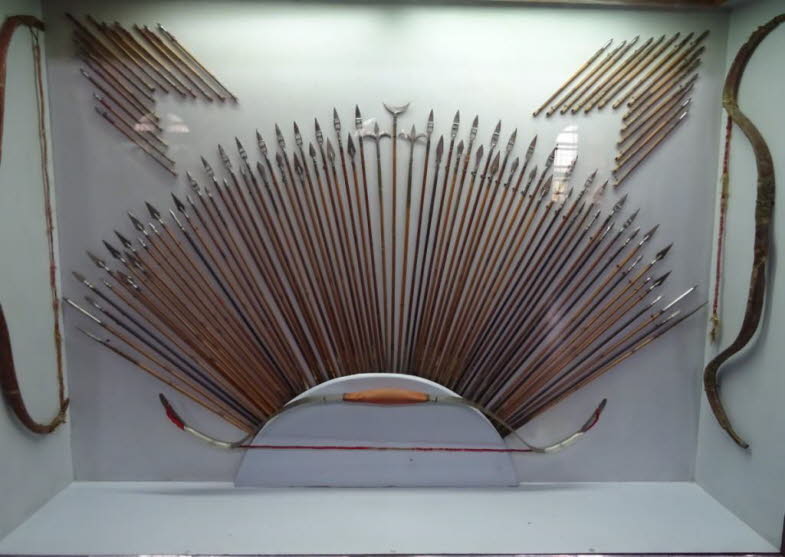 Auf dem Bild ist eine Sammlung historischer indischer Waffen zu sehen, sehr wahrscheinlich aus einem Museum oder einem Palast (z. B. Rajasthan, Mogul-Zeit). Die Waffen sind dekorativ strahlenf�rmig angeordnet, was typisch f�r Ausstellungen ist. Welche Waf