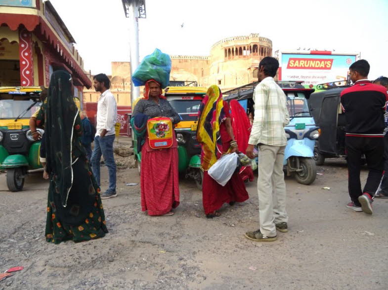 Dieses Bild zeigt eine belebte Stra�e in Indien, wahrscheinlich in der Stadt Jodhpur, die auch als Blaue Stadt bekannt ist