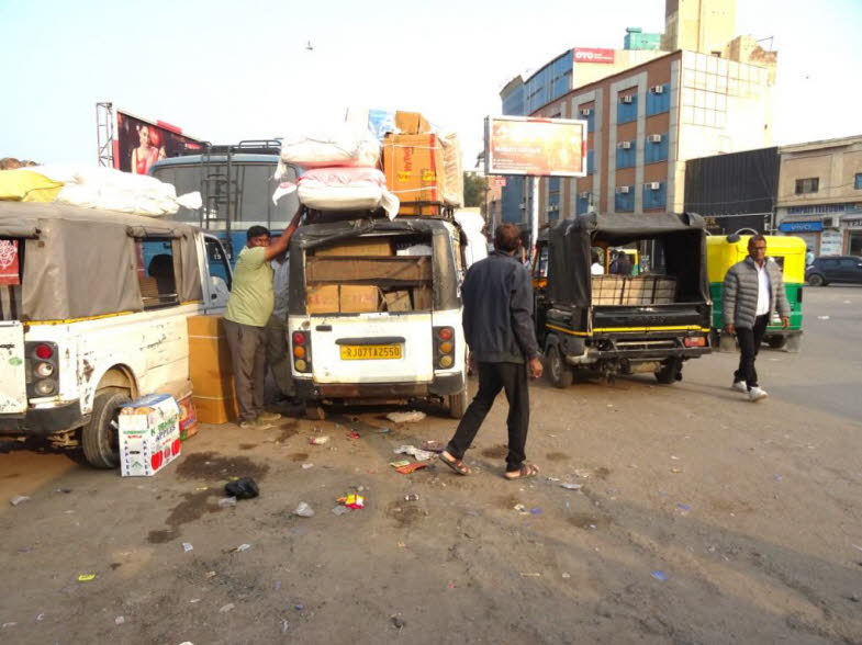 Das Fahrzeug im Mittelpunkt des Bildes, ein wei�er Tata Magic Express, ist ein in Indien hergestellter kompakter Personentransporter