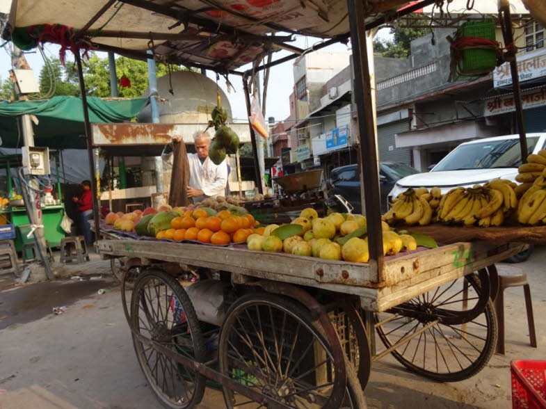 mobiler Obststand in einem Marktgebiet